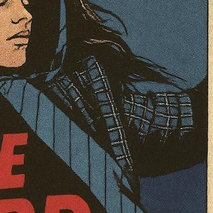 Pu&ograve; includere: Pannello di fumetto con una persona con i capelli scuri e una giacca blu e nera. Le lettere rosse "E" e "RD" sono visibili su uno sfondo nero. Lo sfondo &egrave; blu.