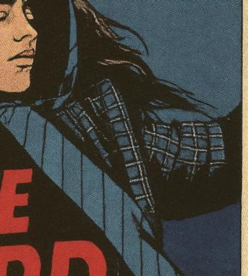 Pu&ograve; includere: Pannello di fumetto con una persona con i capelli scuri e una giacca blu e nera. Le lettere rosse "E" e "RD" sono visibili su uno sfondo nero. Lo sfondo &egrave; blu.