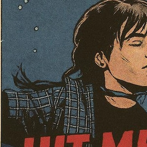 Pu&ograve; includere: Illustrazione in stile fumetto di una persona con capelli scuri e una camicia a quadri blu. La persona indossa una maglietta nera con le parole "HIT ME" in lettere rosse. Lo sfondo &egrave; blu scuro con puntini bianchi.