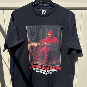 Soutenez les bouffons locaux T-shirt alternatif grunge gothique de l'an 2000 T-shirt de protestation meme drôle