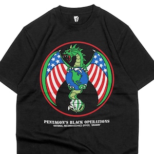 Könnte beinhalten: Schwarzes T-Shirt mit einem kreisförmigen Grafikdesign. Ein grüner Drache befindet sich über einem blauen Globus mit roten und weißen Streifen und blauen Sternen. Der Text lautet "PENTAGON'S BLACK OPERATIONS" und "NATIONAL RECONNAISSANCE OFFICE, 'DRAGON'" in Weiß.