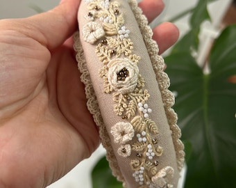 Geborduurde hoofdband met bloemen • Gehaakte rand met kralen, zendspoel boho-bruiloft