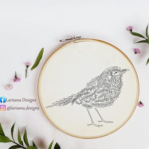 Könnte beinhalten: Eine Schwarzweiß-Zeichnung eines Vogels, der vollständig aus Blättern und Zweigen besteht, auf weißem Stoff in einem hölzernen Stickrahmen gestickt.