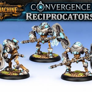 Könnte beinhalten: Drei Warmachine Convergence Reciprocators Miniaturfiguren mit metallisch silberner und bronzener Rüstung, leuchtend blauen kreisförmigen Akzenten, großen Schilden und Stangenwaffen, montiert auf runden schwarzen Basen mit texturiertem Boden.
