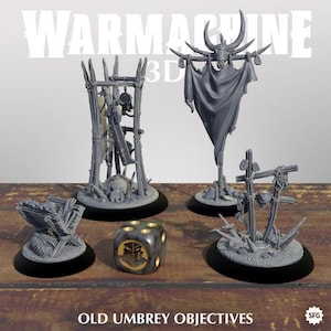 Könnte beinhalten: Eine Sammlung grauer 3D-gedruckter Miniaturen, darunter ein Banner mit Hörnern, eine käfigartige Struktur, ein kleines Boot und ein Paar Kreuze. Ein sechsseitiger Würfel mit goldenem Emblem ist ebenfalls vorhanden. Der Text "WARMACHINE 3D" und "OLD UMBREY OBJECTIVES" sind sichtbar.