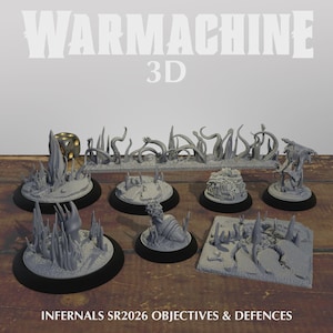 Könnte beinhalten: Eine Sammlung grauer 3D-gedruckter Miniaturen für das Tabletop-Spiel Warmachine. Das Set enthält verschiedene Geländeteile, wie Türme, Tentakel und Figuren auf kreisförmigen Sockeln. Der Text "WARMACHINE 3D" und "INFERNALS SR2026 OBJECTIVES & DEFENCES" sind sichtbar.