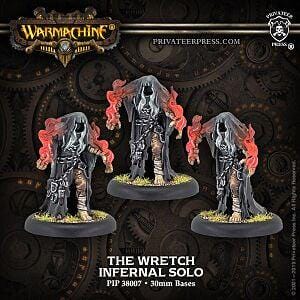 Może przedstawiać: Trzy miniaturowe figurki "The Wretch Infernal Solo" z Warmachine. Każda figurka stoi na podstawie 30 mm i przedstawia postać w kapturze i zasłonie z ognistymi czerwonymi akcentami. Figurki są umieszczone na ciemnym tle z motywem kół zębatych.