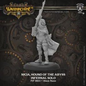 Może przedstawiać: Szara miniaturowa figurka Nicii, Hound of the Abyss, postaci Infernal Solo z Warmachine. Figurka stoi na podstawie 30 mm i trzyma broń. Widoczne jest logo i strona internetowa Warmachine.