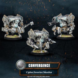 Könnte beinhalten: Drei silber- und bronzefarbene Miniaturroboter mit aufwendigen mechanischen Details. Jeder Roboter hat eine einzigartige Waffe oder ein Werkzeug und einen leuchtenden blauen Orb. Der Text "CONVERGENCE" und "Cipher/Inverter/Monitor" ist auf einem Banner zu sehen.