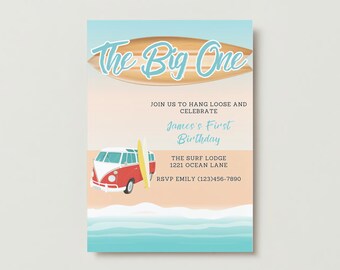 以下が含まれることがあります： 青い文字で「The Big One」と書かれたサーフボードが描かれたビーチをテーマにした招待状。ジェームズの1歳の誕生日を祝う招待状で、「Join us to hang loose and celebrate」という文言が書かれている。また、サーフボードを積んだ赤と白のヴィンテージバンと、「The Surf Lodge, 1221 Ocean Lane, RSVP Emily (123)456-7890」という文言も書かれている。