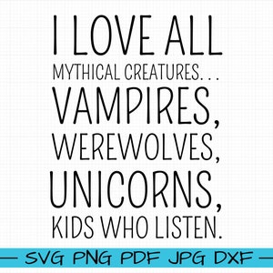 Könnte beinhalten: Schwarzweißes Text-Grafik, das "Ich liebe alle Fabelwesen... Vampire, Werwölfe, Einhörner, Kinder, die zuhören." lautet. Der Text ist in einer handschriftlichen Schriftart. Unter dem Text befindet sich eine Zeile mit den Worten "SVG PNG PDF JPG DXF".