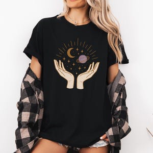 Koszulka Celestial Hands Softstyle, Koszulka Mystical Moon and Stars, Top Cosmic Energy, Ezoteryczna koszula boho, Purple Planet Artwear