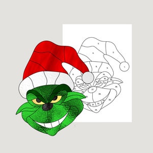 Op de afbeelding: Een glas-in-loodpatroon van de Grinch met een kerstmanmuts. Het patroon is genummerd voor eenvoudige montage. SGP Stained Glass Patterns.