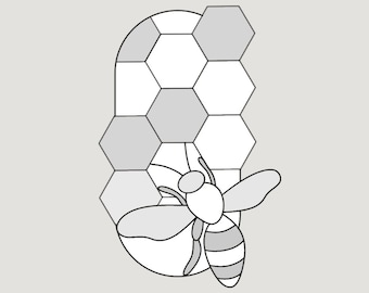 Puede incluir: Un dibujo en blanco y negro de una abeja frente a un panal. El texto "SGP STAINED GLASS PATTERNS" y "HOBBY LICENSE" está incluido en la imagen.  Solo para uso personal. Este patrón no se puede revender, replicar o distribuir.