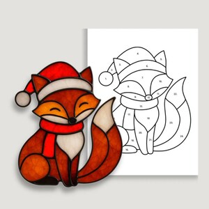 Puede incluir: Un zorro de vidriera con gorro y bufanda de Papá Noel. El zorro es marrón, naranja y blanco con gorro y bufanda rojos. Junto a él, un dibujo lineal en blanco y negro del zorro. El texto "SGP STAINED GLASS PATTERNS" está en la parte superior.
