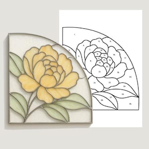 Könnte beinhalten: Ein Glasmalerei-Muster mit einer gelben Blume und grünen Blättern. Das Design hat eine viertelkreisförmige Form, mit einer passenden Strichzeichnung auf einem separaten Blatt. Der Text "SGP STAINED GLASS PATTERNS" steht oben.