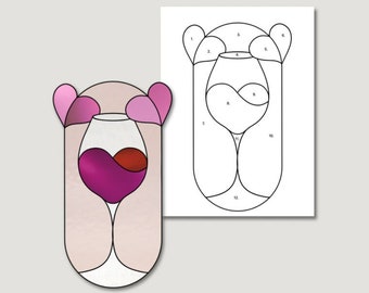 Puede incluir: Un patrón de vitral de una copa de vino con un corazón rosa a cada lado. El patrón está numerado para un fácil montaje. El patrón es para uso personal únicamente y no se puede revender, replicar o distribuir.