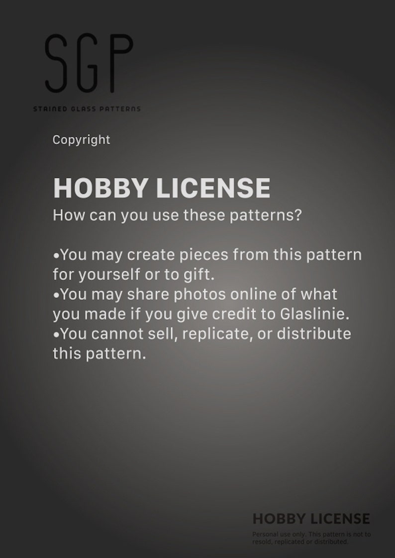 K&ouml;nnte beinhalten: Ein schwarz-wei&szlig;es Textdokument mit dem Titel "Hobby License" und Details zur Verwendung von Bleiglasmustern. Der Text besagt, dass Sie aus dem Muster St&uuml;cke f&uuml;r sich selbst oder zum Verschenken erstellen d&uuml;rfen, dass Sie Fotos von Ihren Werken online teilen d&uuml;rfen, wenn Sie Glaslinie gutschreiben, und dass Sie dieses Muster nicht verkaufen, vervielf&auml;ltigen oder verbreiten d&uuml;rfen.