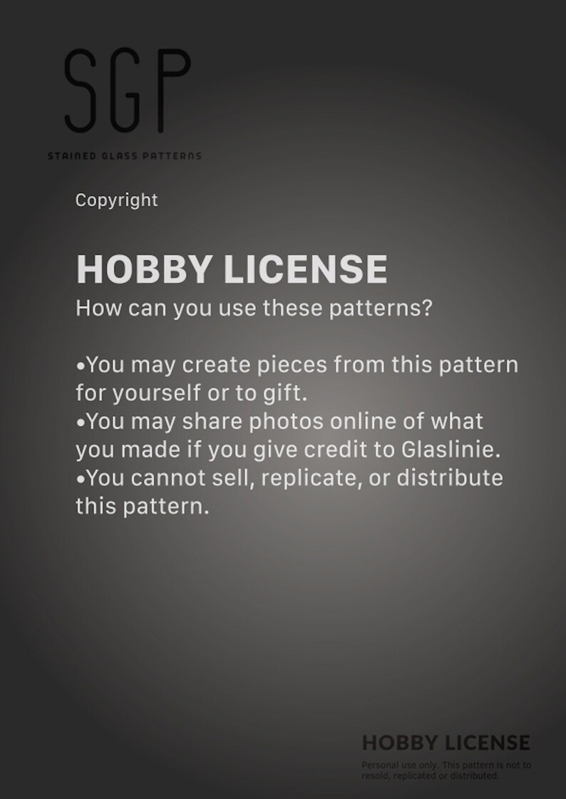 K&ouml;nnte beinhalten: Ein schwarz-wei&szlig;es Textdokument mit dem Titel "Hobby License" und Details zur Verwendung von Bleiglasmustern. Der Text besagt, dass Sie aus dem Muster St&uuml;cke f&uuml;r sich selbst oder zum Verschenken erstellen d&uuml;rfen, dass Sie Fotos von Ihren Werken online teilen d&uuml;rfen, wenn Sie Glaslinie gutschreiben, und dass Sie dieses Muster nicht verkaufen, vervielf&auml;ltigen oder verbreiten d&uuml;rfen.
