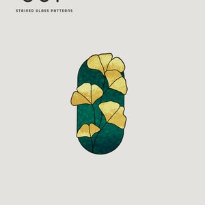 K&ouml;nnte beinhalten: Ein Bleiglasmuster mit einem stilisierten Design aus gr&uuml;nen und goldenen Ginkgobl&auml;ttern. Das Muster ist mit "SGP" und "STAINED GLASS PATTERNS" beschriftet. Der Text "HOBBY LICENSE" ist ebenfalls enthalten mit dem Hinweis "Nur f&uuml;r den pers&ouml;nlichen Gebrauch. Dieses Muster darf nicht weiterverkauft, vervielf&auml;ltigt oder verbreitet werden."