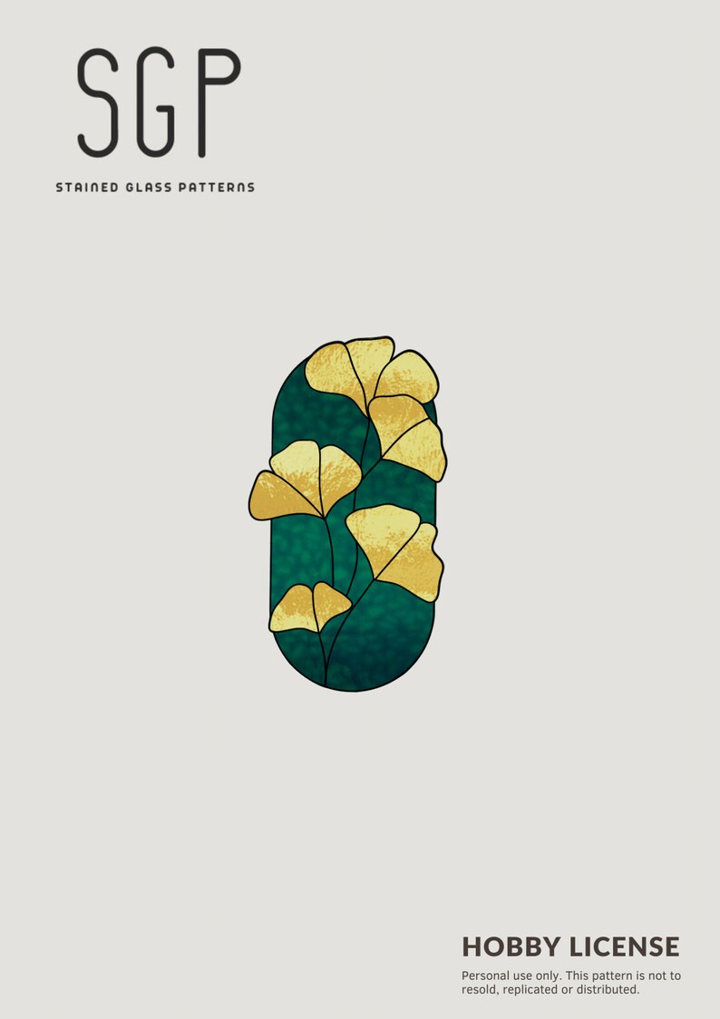 K&ouml;nnte beinhalten: Ein Bleiglasmuster mit einem stilisierten Design aus gr&uuml;nen und goldenen Ginkgobl&auml;ttern. Das Muster ist mit "SGP" und "STAINED GLASS PATTERNS" beschriftet. Der Text "HOBBY LICENSE" ist ebenfalls enthalten mit dem Hinweis "Nur f&uuml;r den pers&ouml;nlichen Gebrauch. Dieses Muster darf nicht weiterverkauft, vervielf&auml;ltigt oder verbreitet werden."