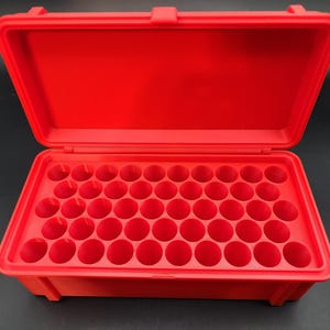 Puede incluir: Una caja de almacenamiento de pl&aacute;stico rojo brillante con una tapa con bisagras y m&uacute;ltiples compartimentos. La caja est&aacute; vac&iacute;a y lista para ser llenada.
