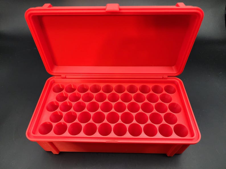 Puede incluir: Una caja de almacenamiento de pl&aacute;stico rojo brillante con una tapa con bisagras y m&uacute;ltiples compartimentos. La caja est&aacute; vac&iacute;a y lista para ser llenada.