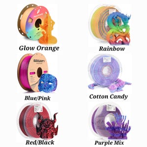Puede incluir: Cinco carretes de filamento para impresora 3D en diferentes colores y patrones. Los colores son naranja fluorescente, arco&iacute;ris, azul y rosa, rojo y negro, y mezcla p&uacute;rpura. Cada carrete est&aacute; etiquetado con el nombre del color.