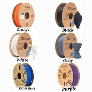 Puede incluir: Seis carretes de filamento para impresi&oacute;n 3D en varios colores: naranja, negro, blanco, gris, azul oscuro y morado. Los carretes est&aacute;n etiquetados con las marcas ESUN, 3DHOJOR y ELEGCOO.