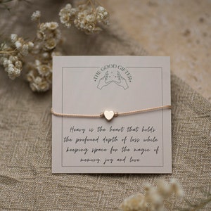 Cadeau commémoratif de deuil et de perte. Carte poème sentimental et bracelet coeur en or 18 carats pour un deuil, un décès, une fausse couche, une perte, un deuil, des funérailles