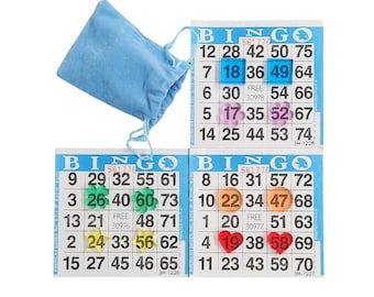 Può includere: Tre cartelle del bingo blu con una borsa di velluto blu. Le cartelle hanno i numeri da 1 a 75 e la parola "Bingo" in alto. Ogni cartella ha un set diverso di numeri e uno spazio libero al centro. Le cartelle sono contrassegnate con gettoni colorati.