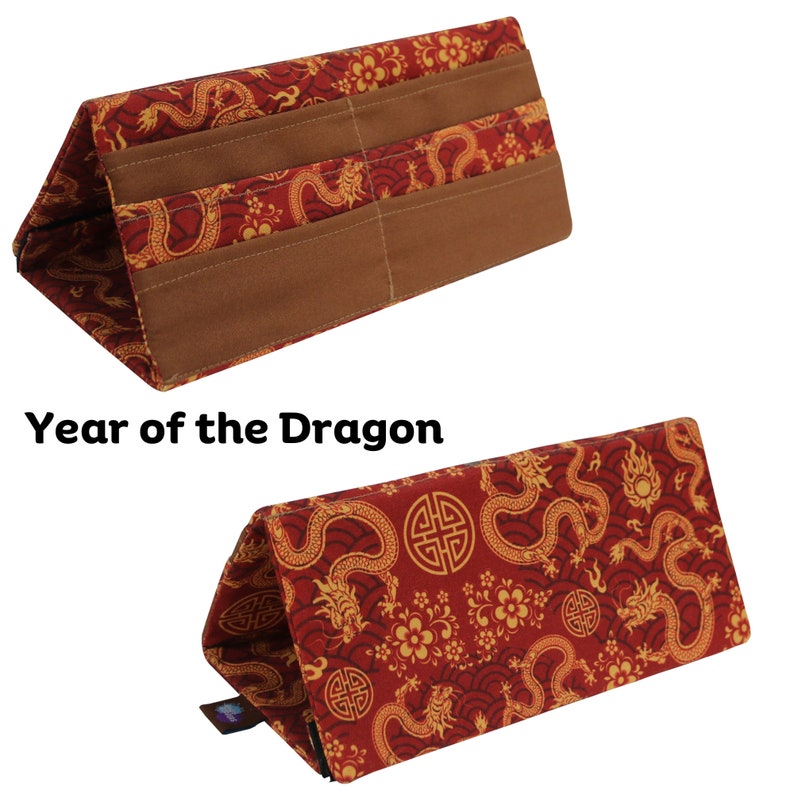 Pu&ograve; includere: Un organizer in tessuto con un motivo a drago rosso e tasche marroni. Il testo "Year of the Dragon" &egrave; visualizzato. L'organizer &egrave; progettato per stare in posizione verticale e ha pi&ugrave; scomparti.