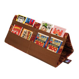 Pu&ograve; includere: Un porta biglietti della lotteria in tessuto marrone con pi&ugrave; tasche, riempito con vari biglietti gratta e vinci. I biglietti presentano disegni e testo colorati, tra cui "Lucky Wild" e "Crusty Crabs". Il porta biglietti ha una fodera fantasia.
