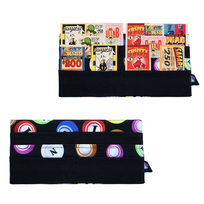 Pu&ograve; includere: Due organizer in tessuto nero. Quello superiore contiene biglietti della lotteria a gratta e vinci colorati. Quello inferiore presenta un motivo di palline da bingo in vari colori. Entrambi hanno un elastico nero e una piccola etichetta viola.