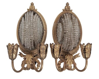 Impresionante par de apliques de pared de bronce y cristal con motivos florales estilo Luis XVI.