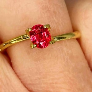 Zafiro/rubí natural ovalado de Madagascar, 0,64 ct, color rojo anaranjado intenso.