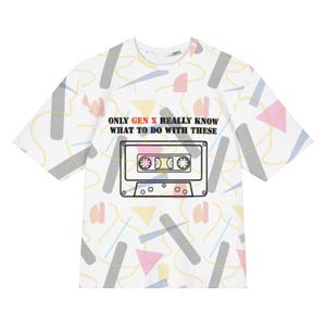 Geometrische jaren 90 Gen X cassette-T-shirt | Oversized T-shirt met retro Memphis-patroon | Mixtape terugspoelen grap | Zwaargewicht streetwear met all-over print