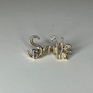 Pin de esmalte con forma de diente de sonrisa, joyería de dentista, regalo para estudiante de odontología, higienista dental, dentista, asistente dental