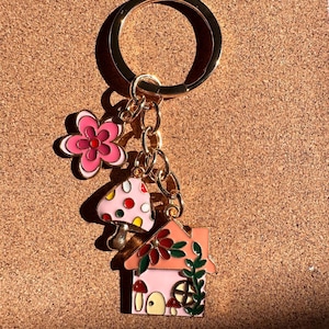 Portachiavi carino da ragazza in oro, casa, fungo, portachiavi smaltato, portachiavi regalo per lei, da ragazza, portachiavi a forma di fiore