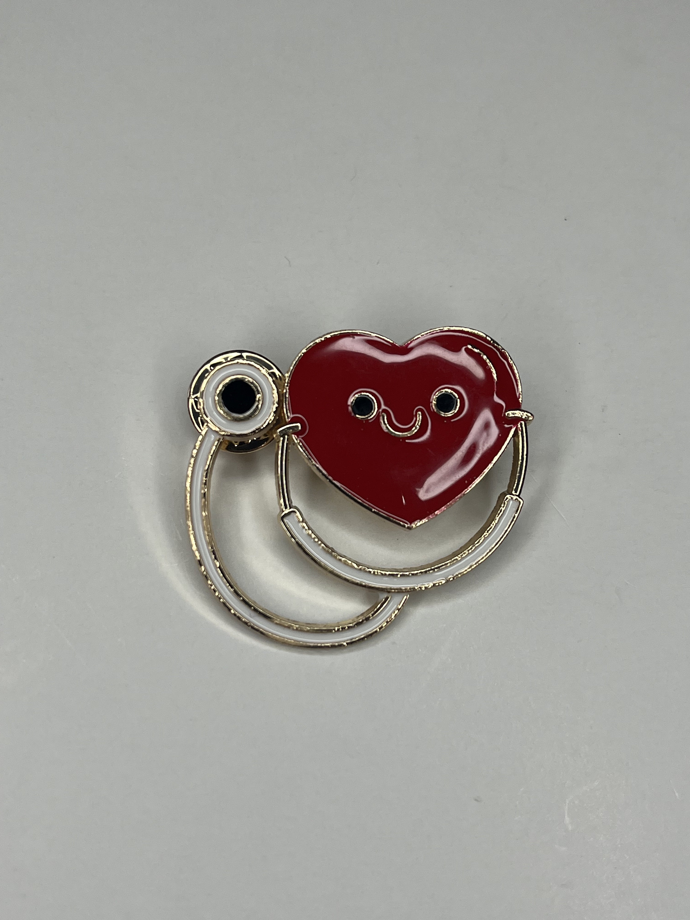 Spilla Zard A Forma Di Cuore Con Stetoscopio, Cristalli E Smalto, Tema Medico