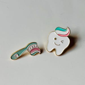 Mundhygiene Emaille Pin - Zahn und Zahnbürste, Einzigartiges Accessoire für Zahnärzte, Zahnärzte, Zahnhygieniker