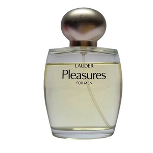 Może przedstawiać: Przezroczysta szklana butelka perfum z złotą zakrętką. Na etykiecie widnieje napis "LAUDER Pleasures FOR MEN".