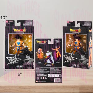 Może przedstawiać: Trzy opakowania figurek Dragon Ball Z. Opakowanie z przodu przedstawia Goku w pomarańczowo-niebieskim stroju. Opakowania mają około 25 cm wysokości i 15 cm szerokości. Opakowanie zawiera tekst "Dragon Stars Series".