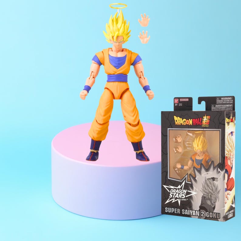 Puede incluir: Figura de acci&oacute;n de Super Saiyan 2 Goku de Dragon Ball, en naranja y azul con pelo amarillo y un halo. El embalaje es negro y presenta el logotipo de Dragon Ball y el texto "Super Saiyan 2 Goku".