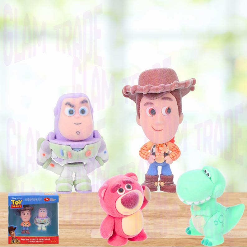 Może przedstawiać: Kolekcja figurek postaci z Toy Story, w tym Woody, Buzz Lightyear, Lotso i Rex. Figurki są w jasnych kolorach i stoją na drewnianej powierzchni. Obecny jest r&oacute;wnież zestaw w pudełku figurek Woody'ego i Buzza Lightyeara.