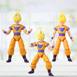 Puede incluir: Tres figuras de acci&oacute;n de un personaje con pelo amarillo puntiagudo, vistiendo trajes naranjas y azules, y un halo. Las figuras est&aacute;n en varias poses de acci&oacute;n, con una figura en posici&oacute;n agachada. Se incluyen manos adicionales.