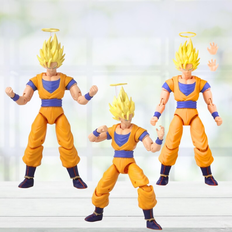Puede incluir: Tres figuras de acci&oacute;n de un personaje con pelo amarillo puntiagudo, vistiendo trajes naranjas y azules, y un halo. Las figuras est&aacute;n en varias poses de acci&oacute;n, con una figura en posici&oacute;n agachada. Se incluyen manos adicionales.