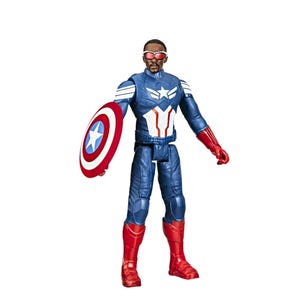 Op de afbeelding: Actionfiguur van Captain America, die een blauw en rood pak draagt met een witte ster op de borst. Hij houdt een rood, wit en blauw schild in zijn linkerhand. Hij draagt rood-witte laarzen en heeft een rood-wit masker met een blauwe vizier.