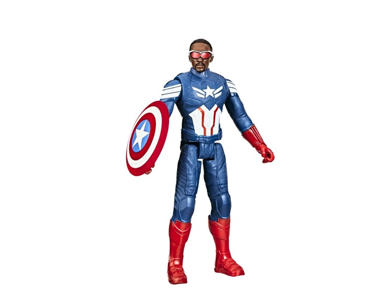 Op de afbeelding: Actionfiguur van Captain America, die een blauw en rood pak draagt met een witte ster op de borst. Hij houdt een rood, wit en blauw schild in zijn linkerhand. Hij draagt rood-witte laarzen en heeft een rood-wit masker met een blauwe vizier.