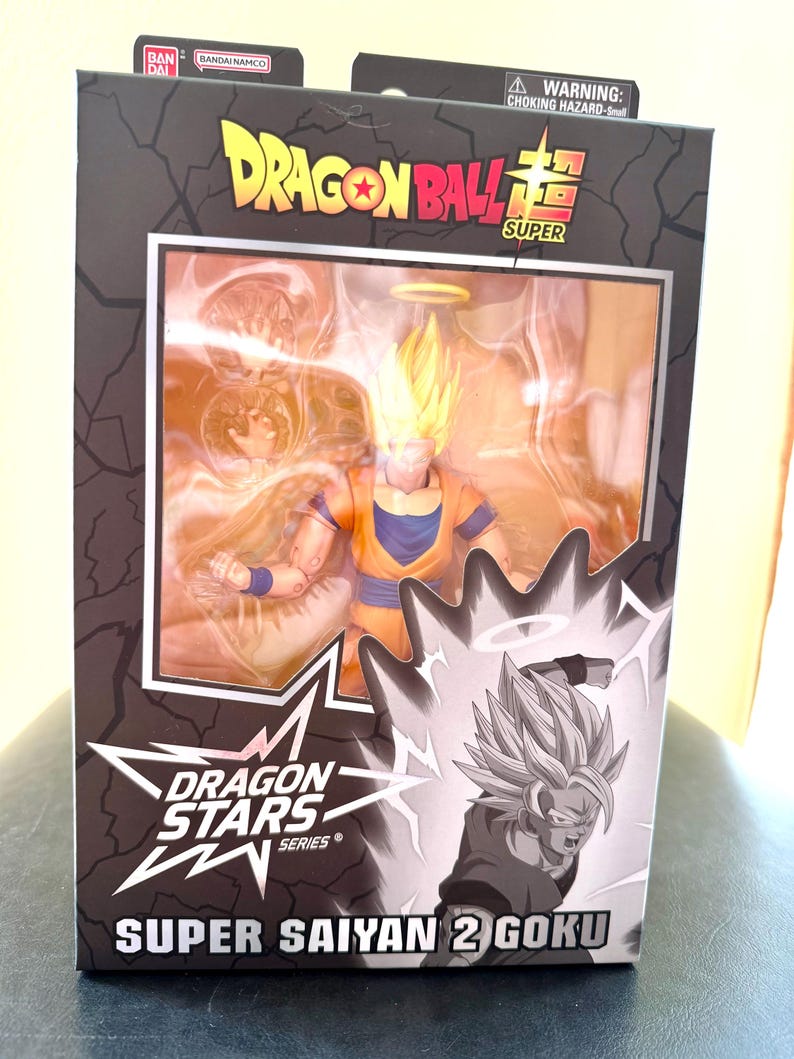 Puede incluir: Figura de acci&oacute;n de Dragon Ball Super en caja. La figura es de Super Saiyan 2 Goku, con pelo amarillo puntiagudo y un atuendo naranja y azul. La caja tiene el logotipo de Dragon Ball Super y la marca Dragon Stars Series.